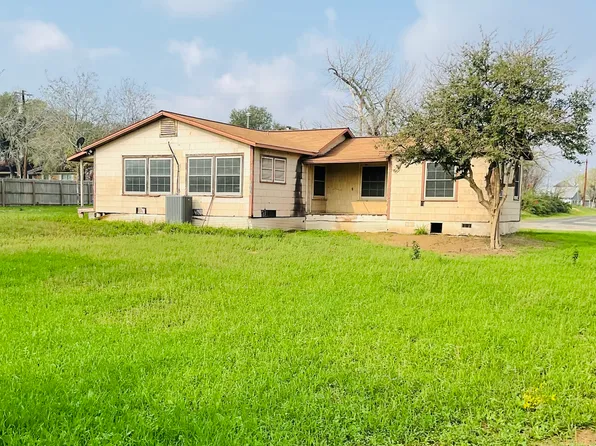 524 E ST, Floresville, TX 78114