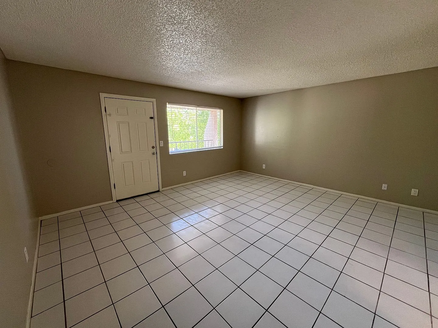 Clean, Minimalist One Bedroom Apartment w/ Washer-Dryer - $0 Move in Special! — Photo 4