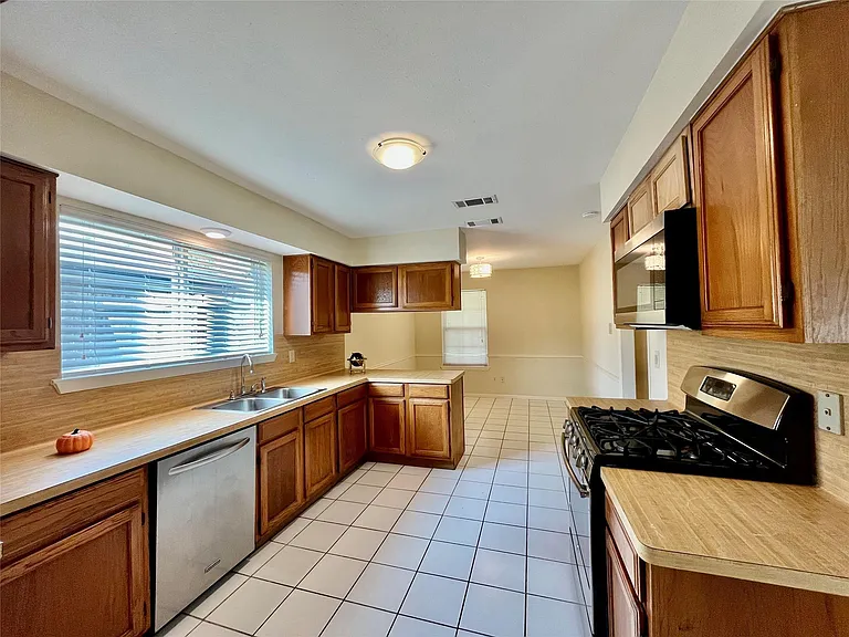 3038 Sam Houston Dr — Photo 7