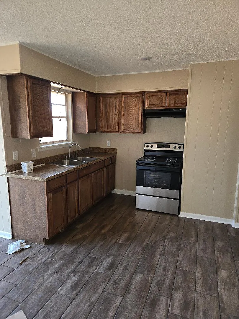 3 bed, 1.5 bath, 936 sqft, $1,000 — Photo 2
