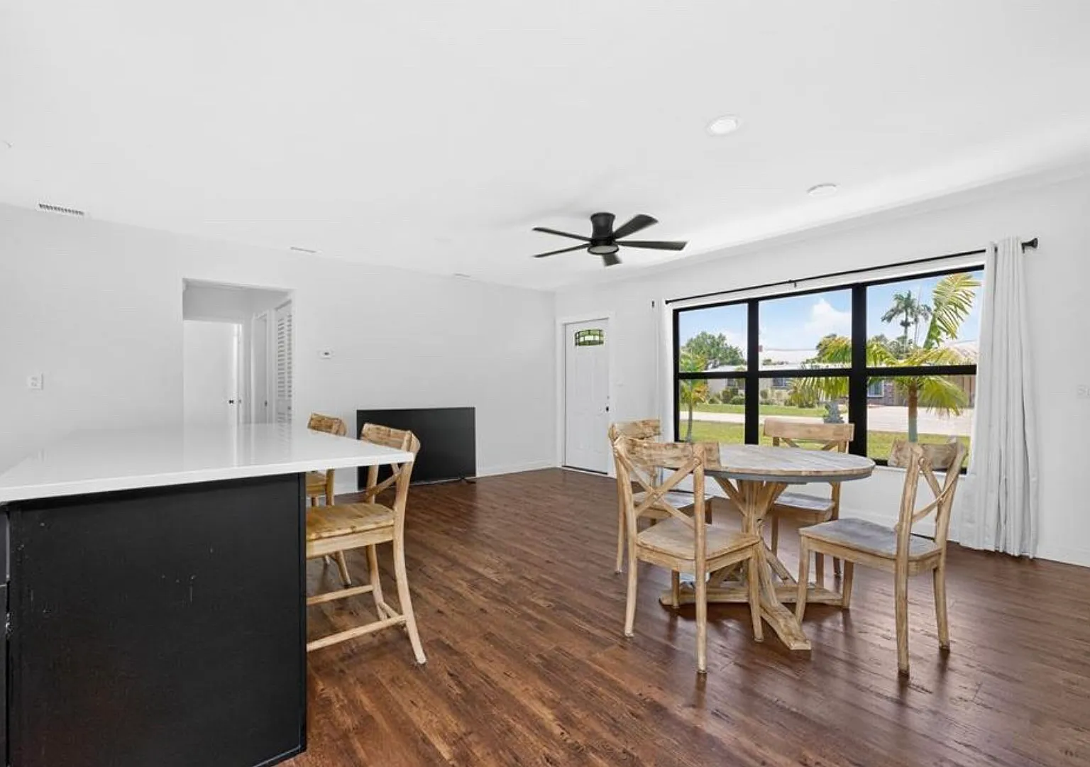 3 bed, 1176 sqft, $2,300 — Photo 4