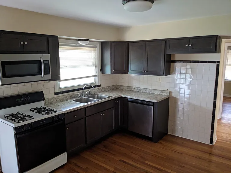 9226 Guthrie Ave — Photo 3