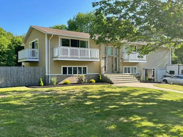 22 Barksdale Ln, Acushnet, MA 02743