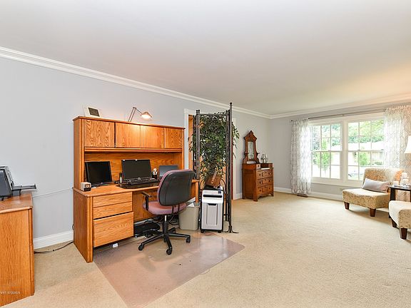 5th image of 370 S Oak Ave