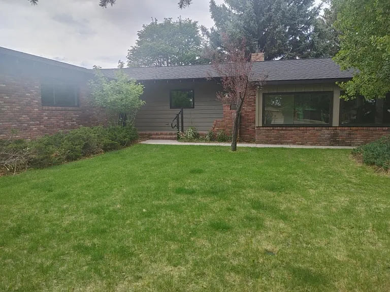 2537 Newton Ave — Photo 1