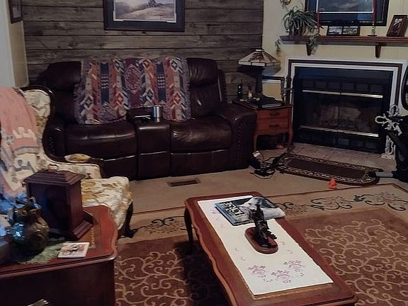 Living Room W/fireplace
