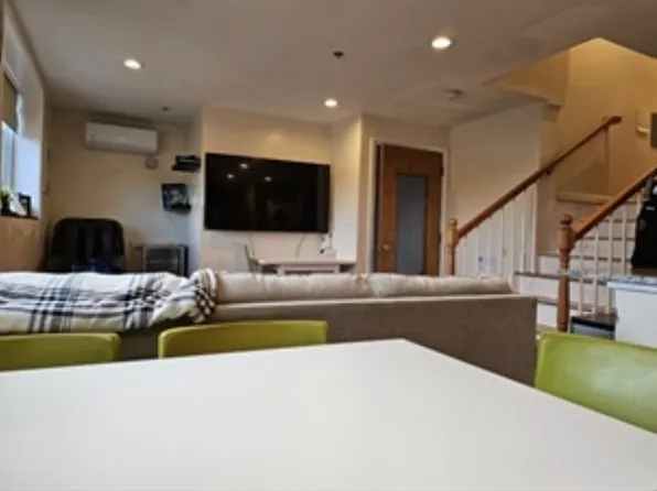 221 Washington St #3, Newton, MA 02458