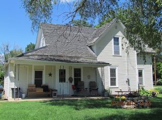 206 E Maple St, Edgewood, IA 52042