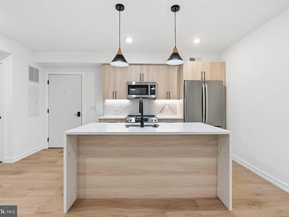 208 Vine St #3F