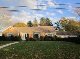 27 Circle Dr, Middletown, RI 02842