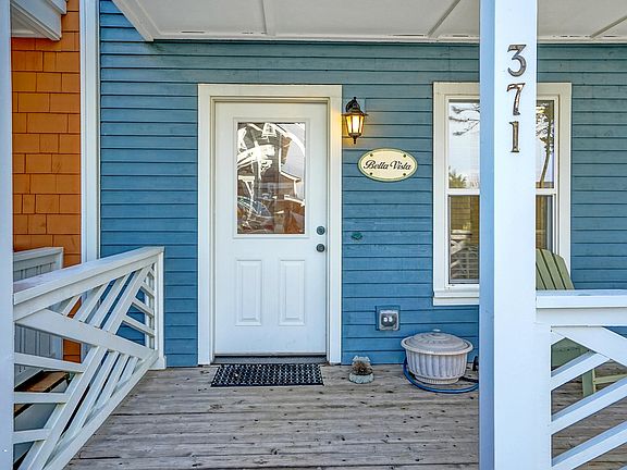 3rd image of 371 Kinnikinnick Share #B