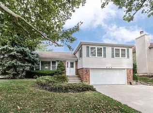 425 Ridgefield Dr, Roselle, IL 60172