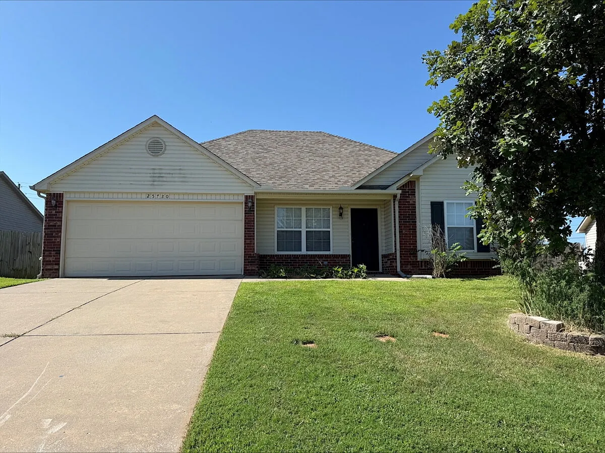 3 bed, 2.0 bath, 1097 sqft, $1,600 — Photo 2