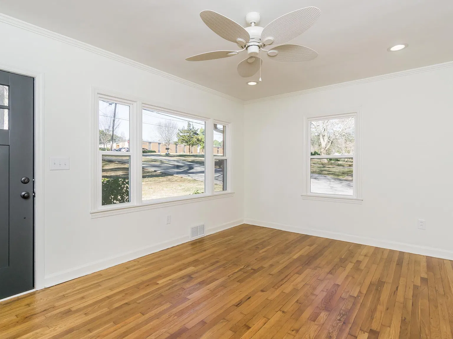 3 bed, 1108 sqft, $2,095 — Photo 2