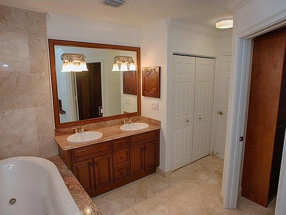 4th image of 1120 SE 9th St