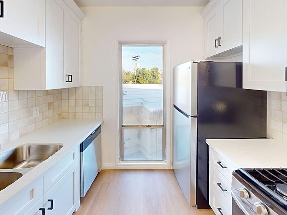 4th image of 2131 N Cahuenga Blvd #14