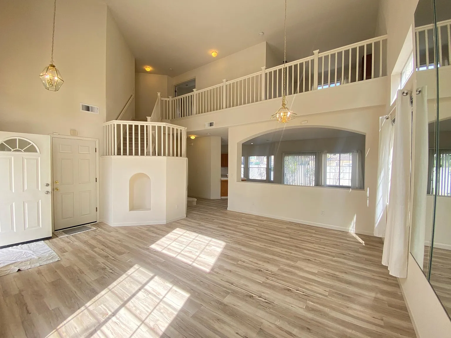 4 bed, 2140 sqft, $4,095 — Photo 4