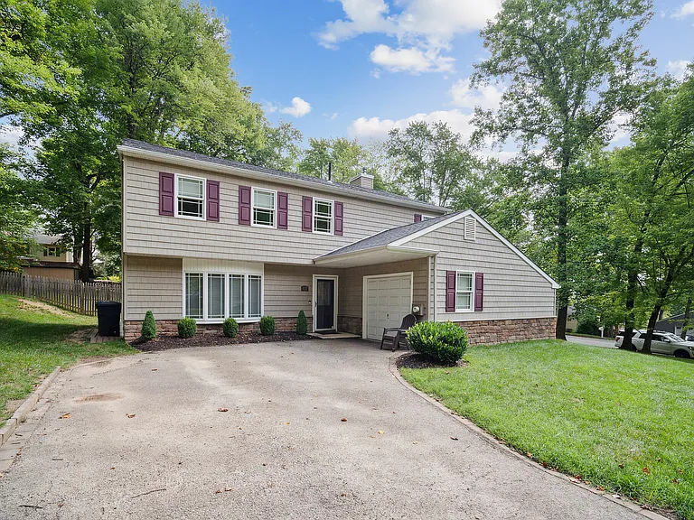 437 Holly Ln — Photo 1
