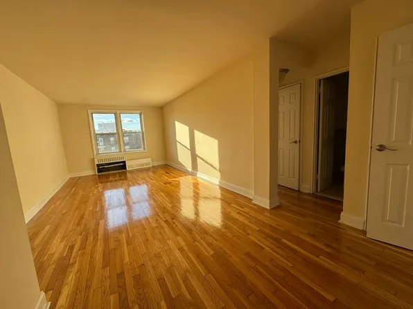 33-24 Parsons Boulevard image 2 of 11