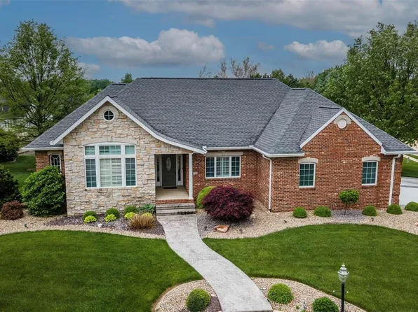 1209 White Oak Trl, Godfrey, IL 62035
