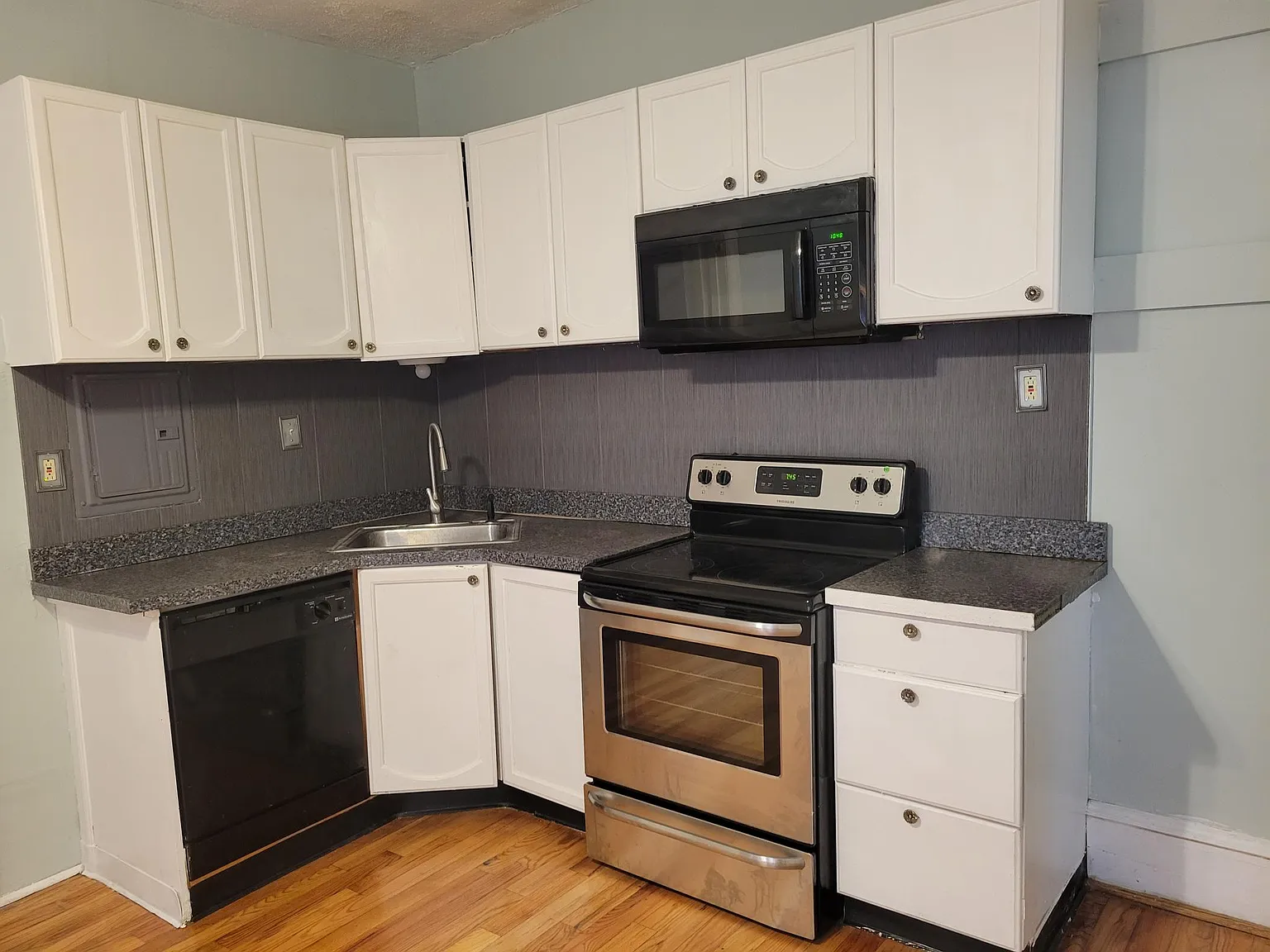 5128 Chester Ave — Photo 2