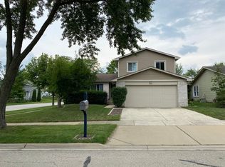13 Blue Jay Ct, Woodridge, IL 60517