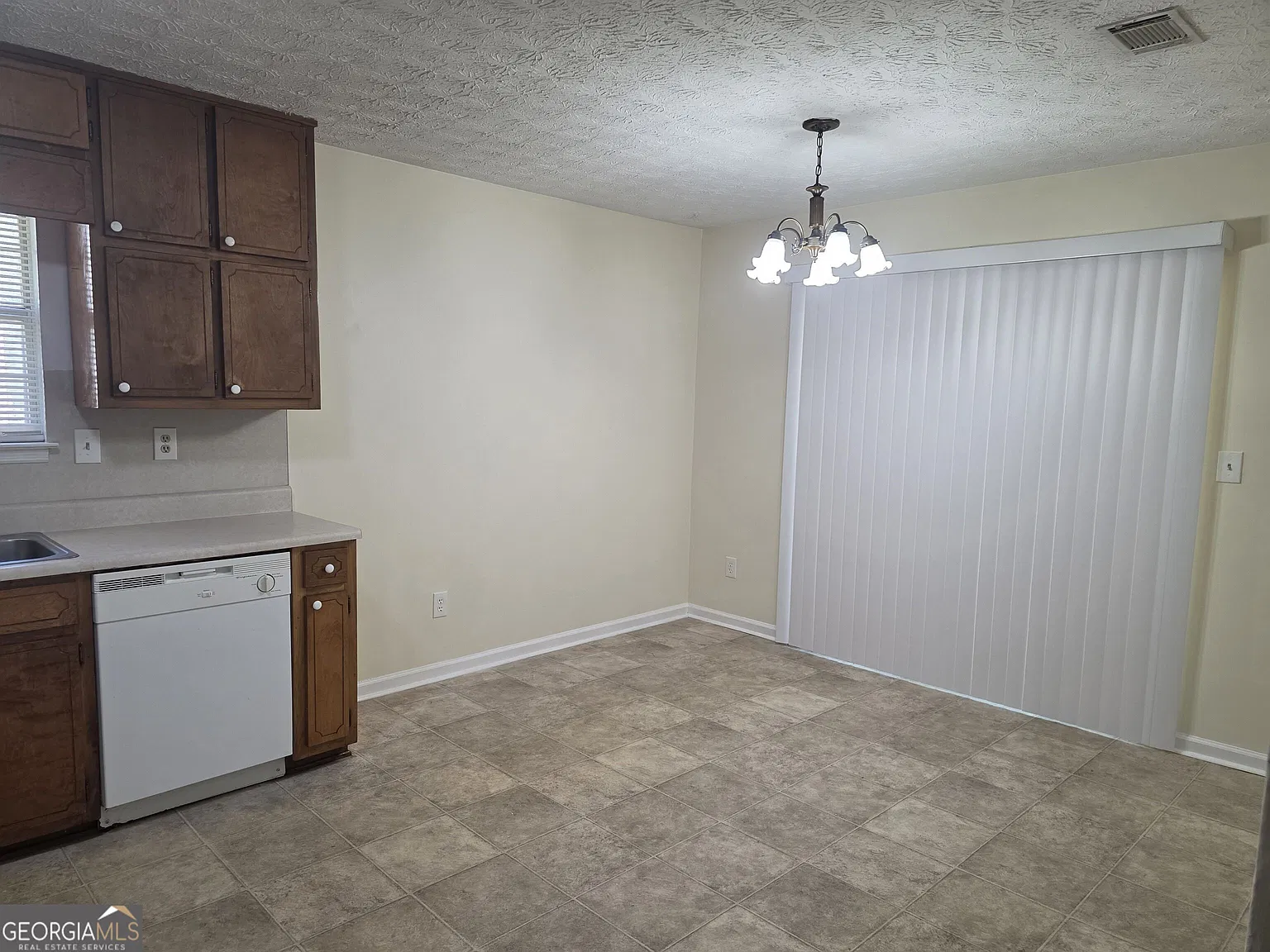 3 bed, 2.0 bath, 2600 sqft, $1,500 — Photo 3