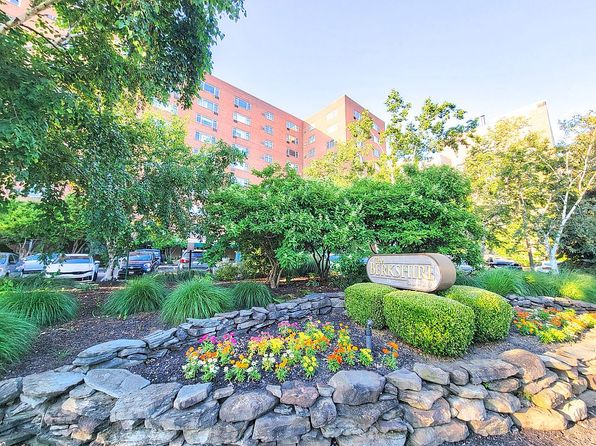 11820 Edgewater Dr APT 506