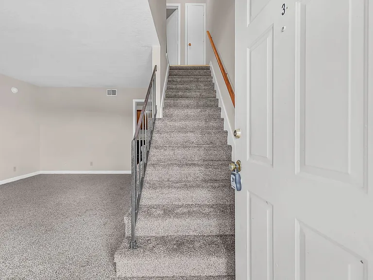 381 Peabody Dr — Photo 3