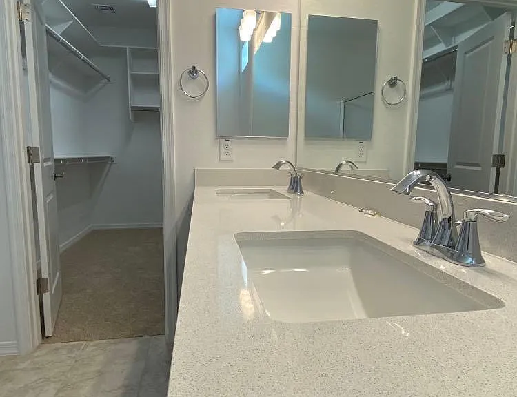 Bathroom (master bedroom)