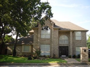 9136 High Oaks Dr, North Richland Hills, TX 76182