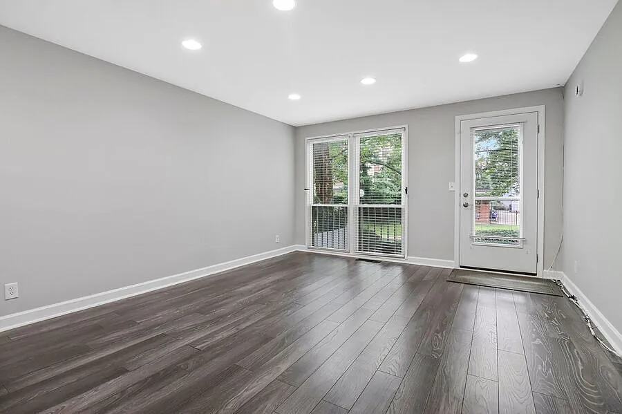 Spacious 3BR Southwest Waterfront Townhome with Assigned Parking | 3D Tour available — Photo 2