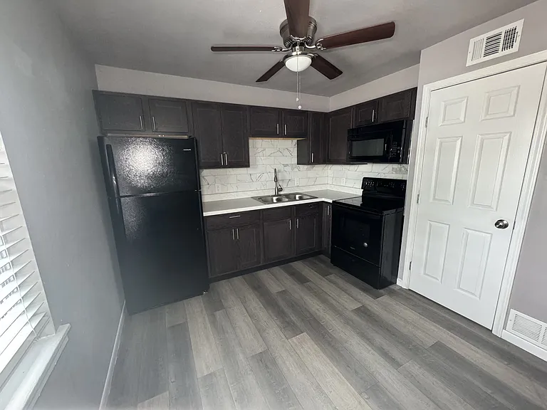 2834 Cedar Cir #4 — Photo 4
