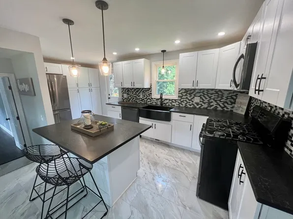 107 Beach St, Foxboro, MA 02035