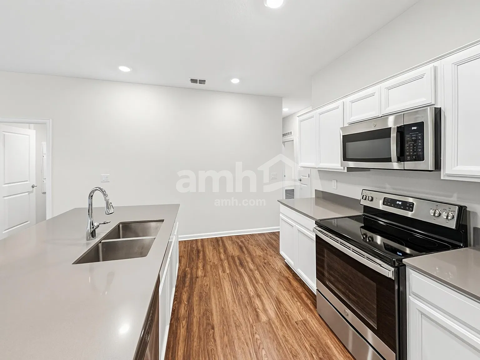 4 bed, 2.0 bath, 1817 sqft, $2,245 — Photo 3