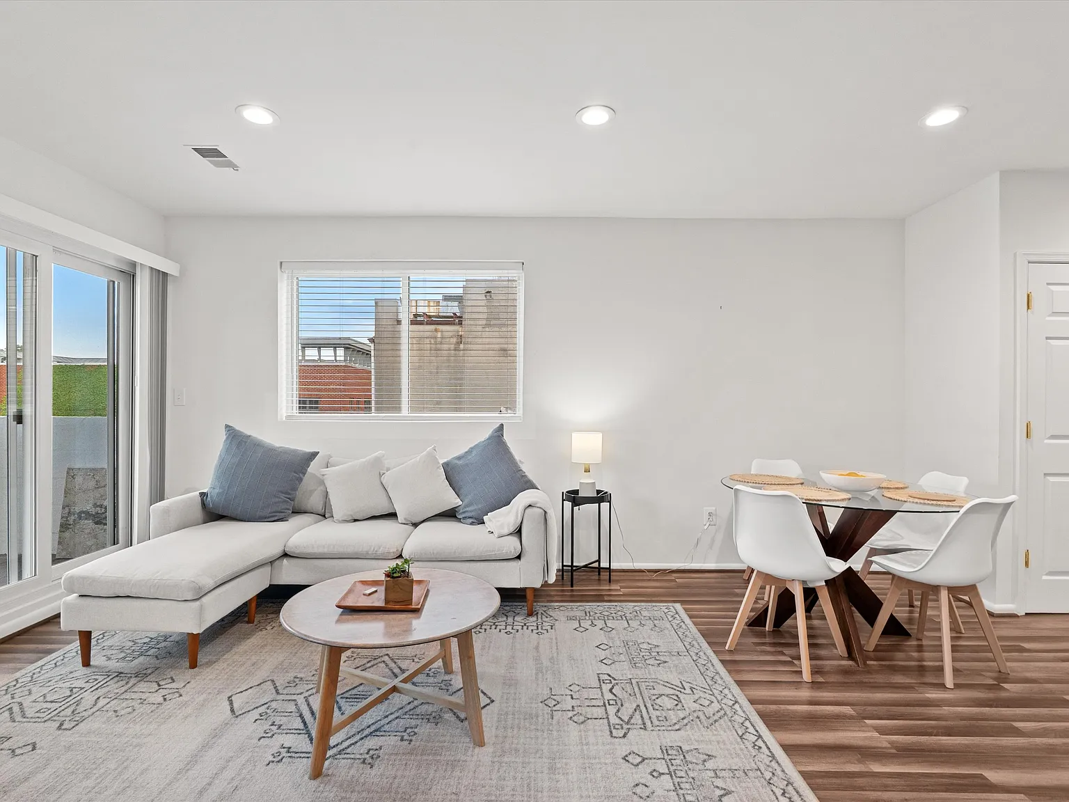 2 bed, 1050 sqft, $3,149 — Photo 3