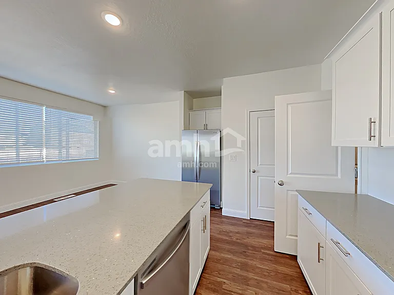 1436 E Allen Ln — Photo 4