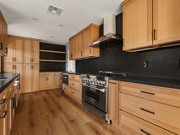 5th image of 9455 Claire Ave