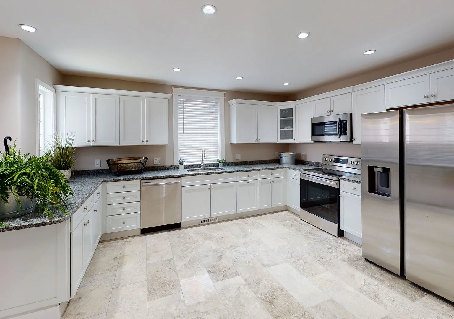 Waitlist for Aug2027Jul2028 Now Open! | 6BR/4BA in Fort Sanders | Walk to UTK, Law School & The S... — Photo 2