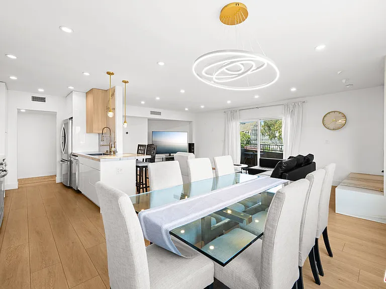 451 S Barrington Ave #302 — Photo 3