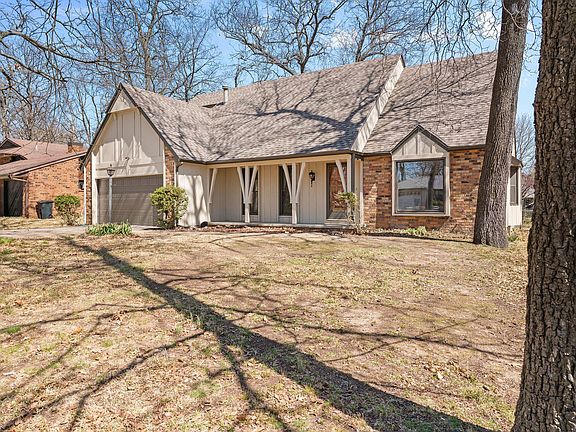 3rd image of 2104 S Hillcrest Avenue