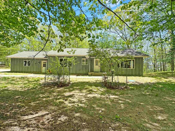 9072 Stagecoach Q.5 Ave, Gladstone, MI 49837