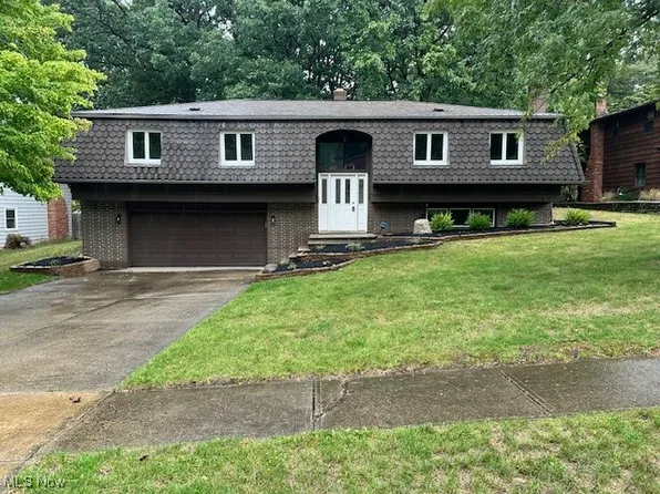 7011 Donna Rae Dr, Seven Hills, OH 44131