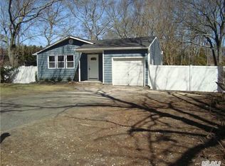 29 Seminole St, Selden, NY 11784