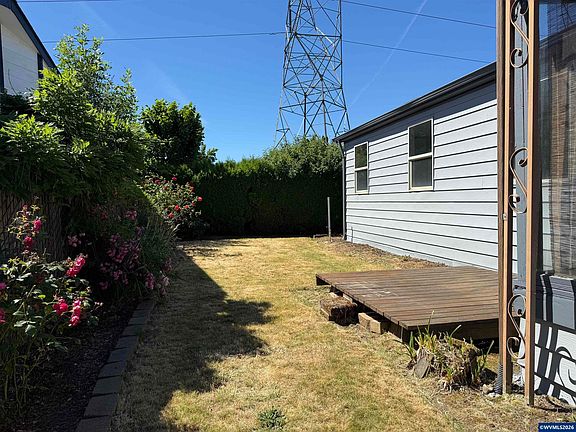 5th image of 5422 Portland Rd NE