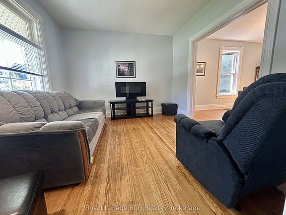 3rd image of 962 7th Ave E