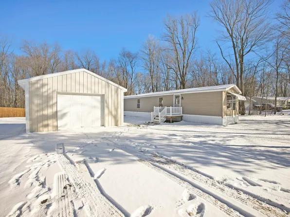 411 Poplar St, Howard City, MI 49329
