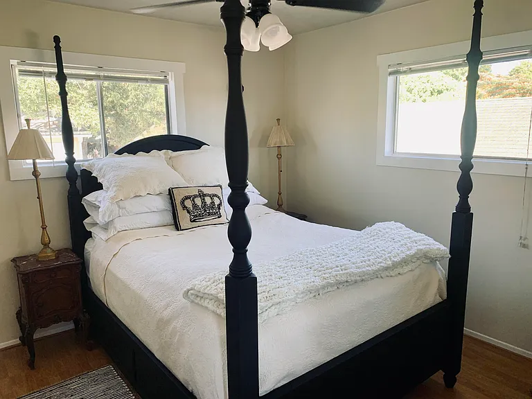 2528 De La Vina St — Photo 7