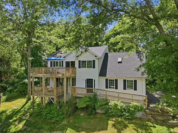 15 Meadow Drive, Red Hook, NY 12571