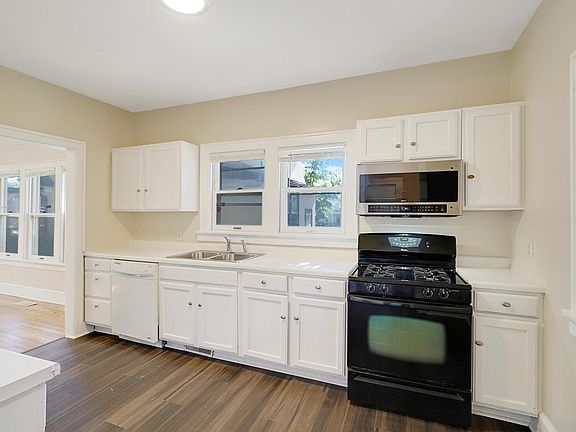 5th image of 2911 Fremont Ave N
